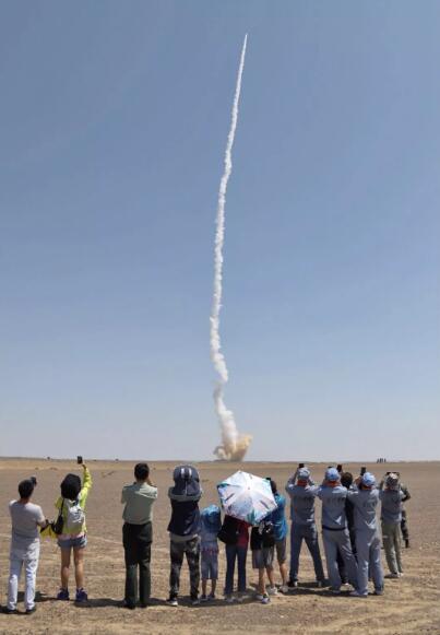 民營火箭成功首飛 除了2顆衛星還帶著汽車模型和酒上天