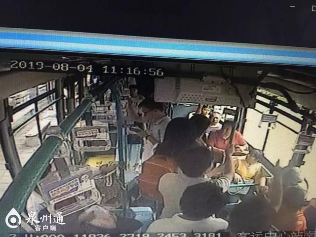 讓座慢遭大媽掌摑 該不該尊這些“為老不尊”的人/>
</p>
<p>
	11點16分58秒左右，大媽坐下，仍舊在說著話。此時，前車廂的安全員穿過擁擠的過道走向女孩和大媽，快到時，大媽突然站了起來，揚起手朝女孩打去。只聽見女孩尖叫“你干嗎打我啊”，迅速來到女孩身邊的安全員站在兩人之間，詢問“干嗎呢”，并用手擋住大媽再次揚起的手，及時制止了。
</p>
<p>
	在大媽打向女孩的瞬間，車廂內的乘客也被嚇一跳。女孩質問大媽“干嗎打人，你動手打人就不對，你要道歉”，<span style=