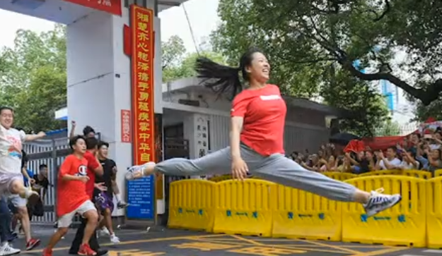 開(kāi)心到劈叉考生曾獲世界健美操亞軍 第一個(gè)沖出考場(chǎng)