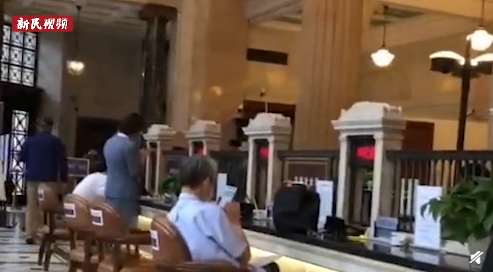 銀行辦事窗口被指像墓碑 網友大可不必大驚小怪